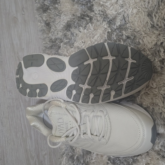 Brooks Walking Shoes - Women's Size - Picture 9 of 10